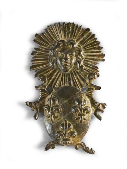 MAISON ROYALE DE BOURBON. 
Elément décoratif en bronze à décor d'un blason orné de...