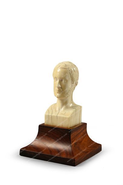 null FERDINAND-PHILIPPE, duc d'Orléans (1810-1842).
Petit buste sculpté en ivoire...
