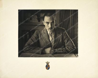 null HENRI, comte de Paris (1908-1999).
Grand portrait photographique, le représentant...