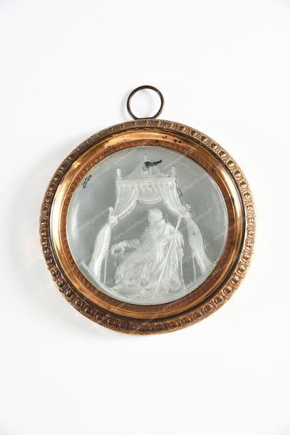 ANDRIEU Jean-Bertrand (1761-1822), attribué à. 
Médaillon en verre finement ciselé...