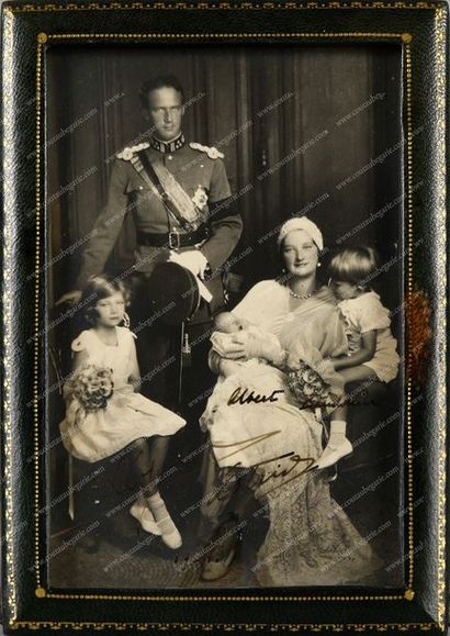 null ASTRID, reine de Belgique (1905-1935).
Rare portrait photographique la représentant...