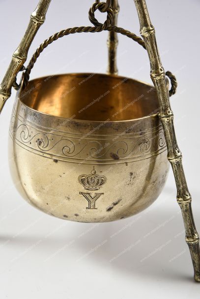 null ISABELLE II, reine d'Espagne (1830-1904).
Vide poche en métal doré, formant...