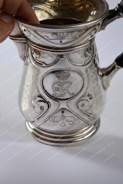 null CHRISTIAN IX, roi de Danemark (1818-1906).
Pot à lait en argent à décor repoussé...