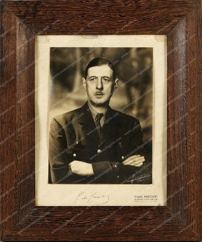 GAULLE, général Charles de, (1890-1970). 
Portrait photographique signé Harcourt,...