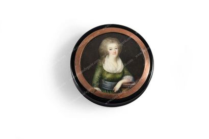 DUMONT François (1751-1831) attribué à. 
Tabatière en écaille noire, de forme ronde,...