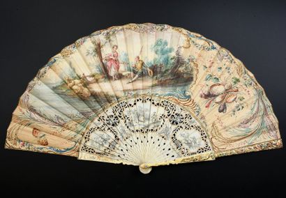 null La marchande de poissons, vers 1760
Eventail plié, feuille en peau doublée de...