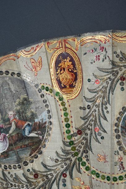null Vases sous mica, vers 1770-1780
Eventail plié, la feuille en soie crème peinte...