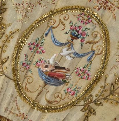 null Les demoiselles et l'oiseau, vers 1770-1780
Eventail plié, feuille en soie crème...