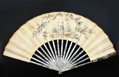 null Les soleils, vers 1770-1780
Eventail plié, feuille en peau doublée de papier,...