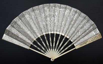 null Silver lace, circa 1780
Folded fan, silver paper sheet pierced with a punch...