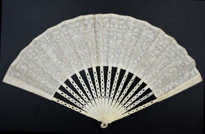 null Cœurs enflammés, vers 1770-1780
Eventail plié, feuille en papier repercé à l'emporte-pièce,...