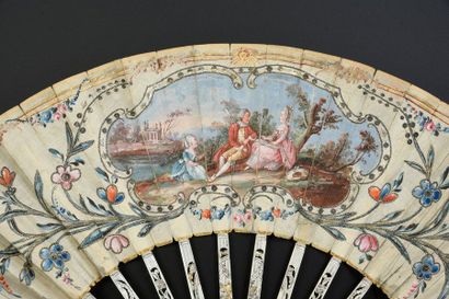 null Musique, vers 1770-1780
Eventail plié, la feuille en soie crème brodée au fil...