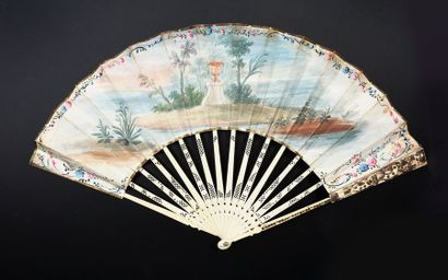 null La belle endormie, vers 1770-1780
Eventail plié, feuille double en papier peint...