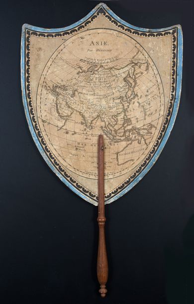 null «L'Asie» par Hérisson, vers 1800-1820Ecran à main en carton en forme d'écu orné...