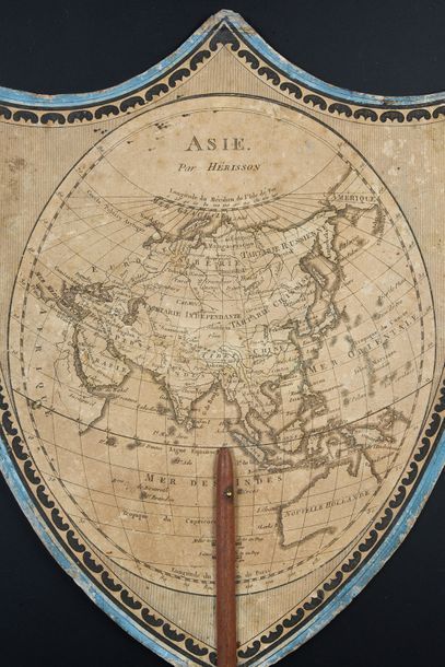 null «L'Asie» par Hérisson, vers 1800-1820Ecran à main en carton en forme d'écu orné...