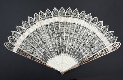 Ivory lace, circa 1820 Fan of the broken...