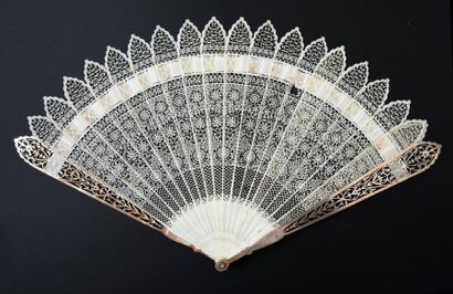 null Ivory lace, circa 1820
Fan of the broken type made of ivory* very finely cut...
