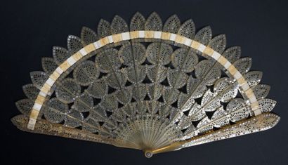 null Umbelliferous, circa 1820Small fan of the broken type in blond horn, finely...