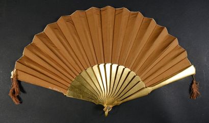 null Paul et Virginie, vers 1860-1880
Eventail plié, feuille en satin brun peint...