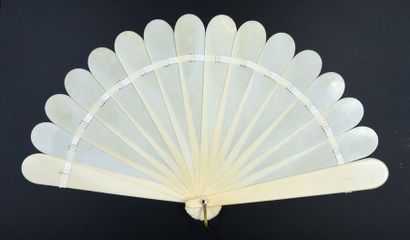 null Ivory whiteness, circa 1880
Broken ivory fan*, the top of the curved strands....