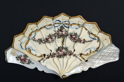 null Roses et myosotis, vers 1900
Eventail miniature, pour poupée, de type brisé...