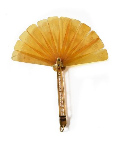 null Jewellery fan, circa 1900Small pocket fan, with system, the blades in blonde...