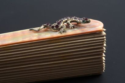  Salamandre d'argent, vers 1880-1900 Eventail plié, feuille en satin crème d'une...