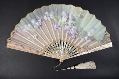 Billotey, Violettes, vers 1890-1900 Eventail plié, feuille en gaze de soie peinte...