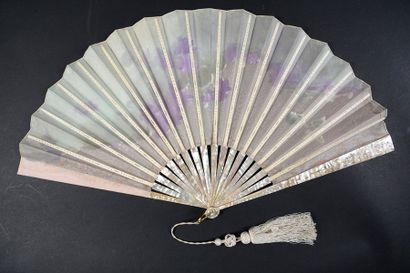 Billotey, Violettes, vers 1890-1900 Eventail plié, feuille en gaze de soie peinte...