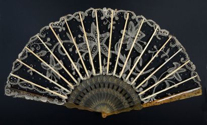 null Les lys blancs, vers 1890-1900
Eventail plié, la feuille en tulle noir orné...