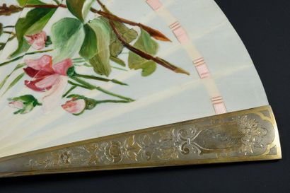  Les roses, vers 1880-1900 Eventail de type brisé composé de brins en ivoire* peint...