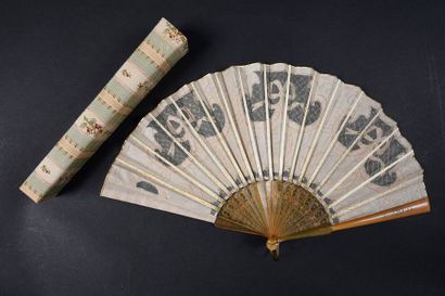 null Golden knots, around 1900-1920
Folded fan, fabric leaf and tulle decorated with...