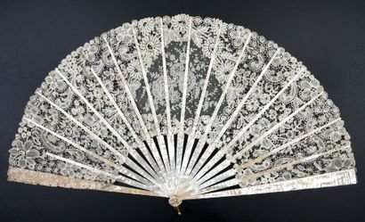 null Abundance of flowers, around 1890-1900Wide fan, the leaf in composite lace....