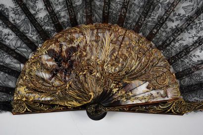 null Digitales, circa 1880-1900
Folded fan, leaf in fine bobbin lace, Chantilly,...