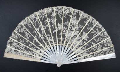 null Papillon butinant, vers 1890-1900Grand éventail, la feuille en dentelle aux...