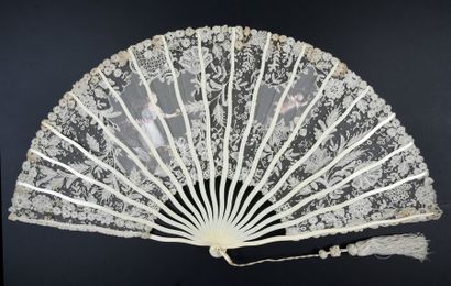 Eugène Gérard Flore et l'amour, vers 1890-1900
Eventail plié, la feuille en dentelle...