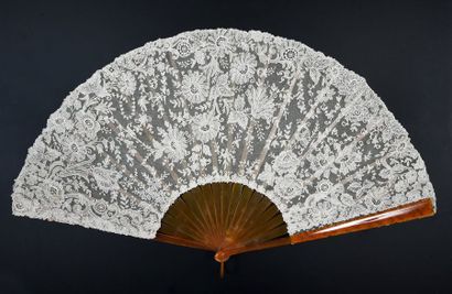 null Abondance de roses, vers 1890-1900Grand éventail, la feuille en dentelle à l'aiguille,...