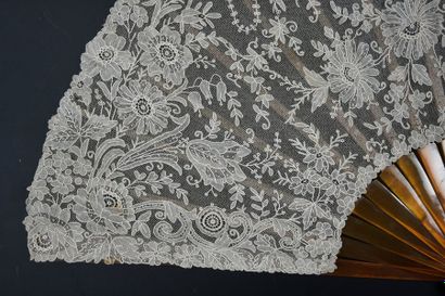 null Abondance de roses, vers 1890-1900Grand éventail, la feuille en dentelle à l'aiguille,...