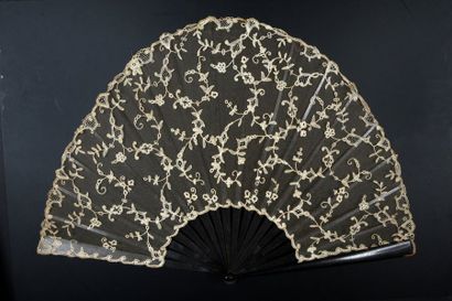 null At La Fontange, around 1900-1920Wide fan of Fontange shape, the lace leaf with...