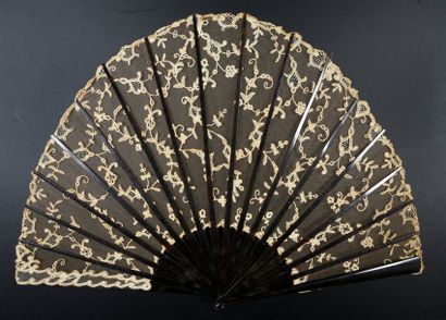 null At La Fontange, around 1900-1920Wide fan of Fontange shape, the lace leaf with...