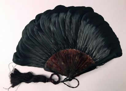 null Lyra grouse feathers, around 1900
Small hunting fan composed of black heather...