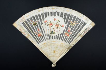 Les oiseaux et les fleurs, Chine, début du XVIIIe siècle Eventail de type brisé...