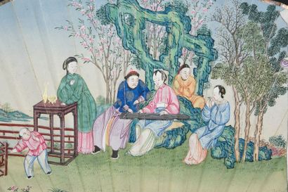  La joueuse de guzheng, vers 1820 Eventail plié, feuille double en papier peint d'un...