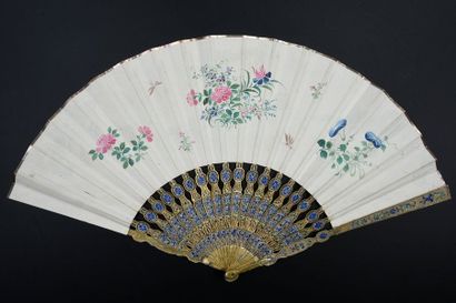 null La joueuse de guzheng, vers 1820
Eventail plié, feuille double en papier peint...