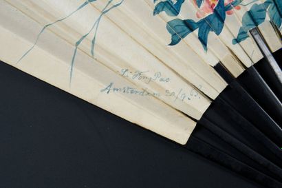 null Li-Fong-Pao à Amsterdam, 1883
Eventail, la feuille en papier peint de fleurs...