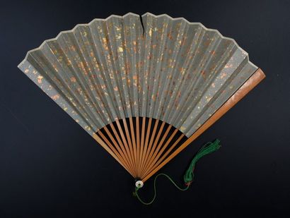 null Li-Fong-Pao in Amsterdam, 1883
Fan, the sheet of wallpaper with flowers and...