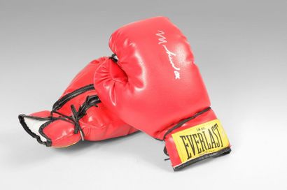 null Muhammad Ali (1942-2016). Paire de gants Everlast dont le droit avec la signature...