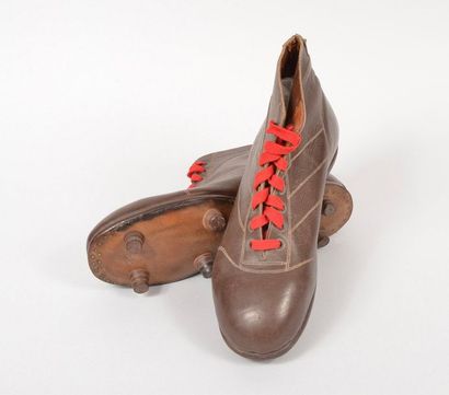 null Paire de chaussures en cuir marron. Semelles à 6 crampons cuir. Années 40/50....