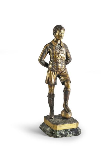 null Bronze sculpture on a marble base "Le Footballeur". Circa 1930. Coat of arms...