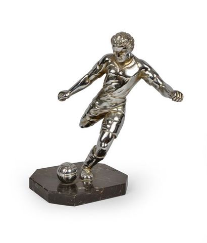 null Sculpture in silver plated regulation. "The Right Shot." Around 1950 on a marble...